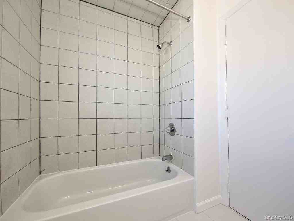 83 Grandview Ave 2nd Fl - Photo 7 of 11