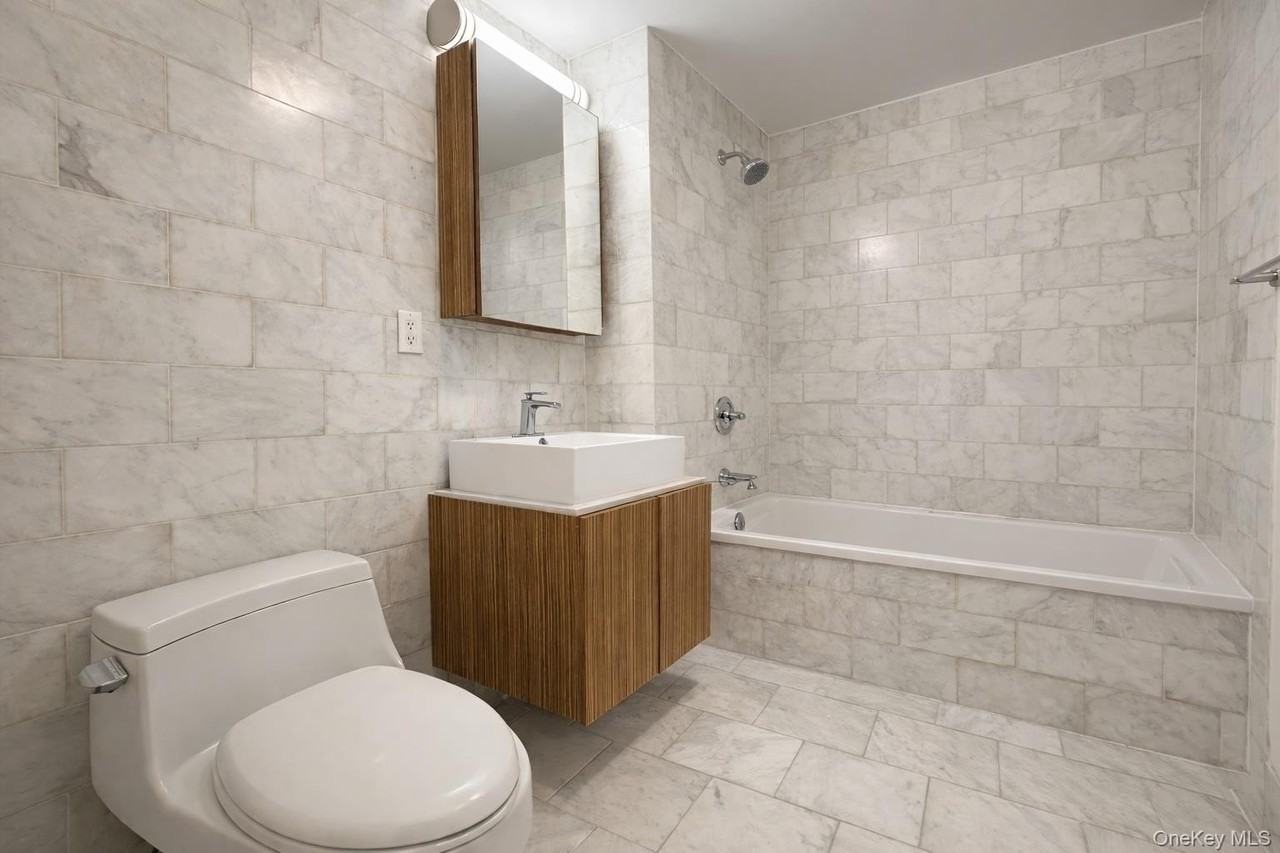 11202 Northern Blvd Apt 5b - Photo 3 of 9