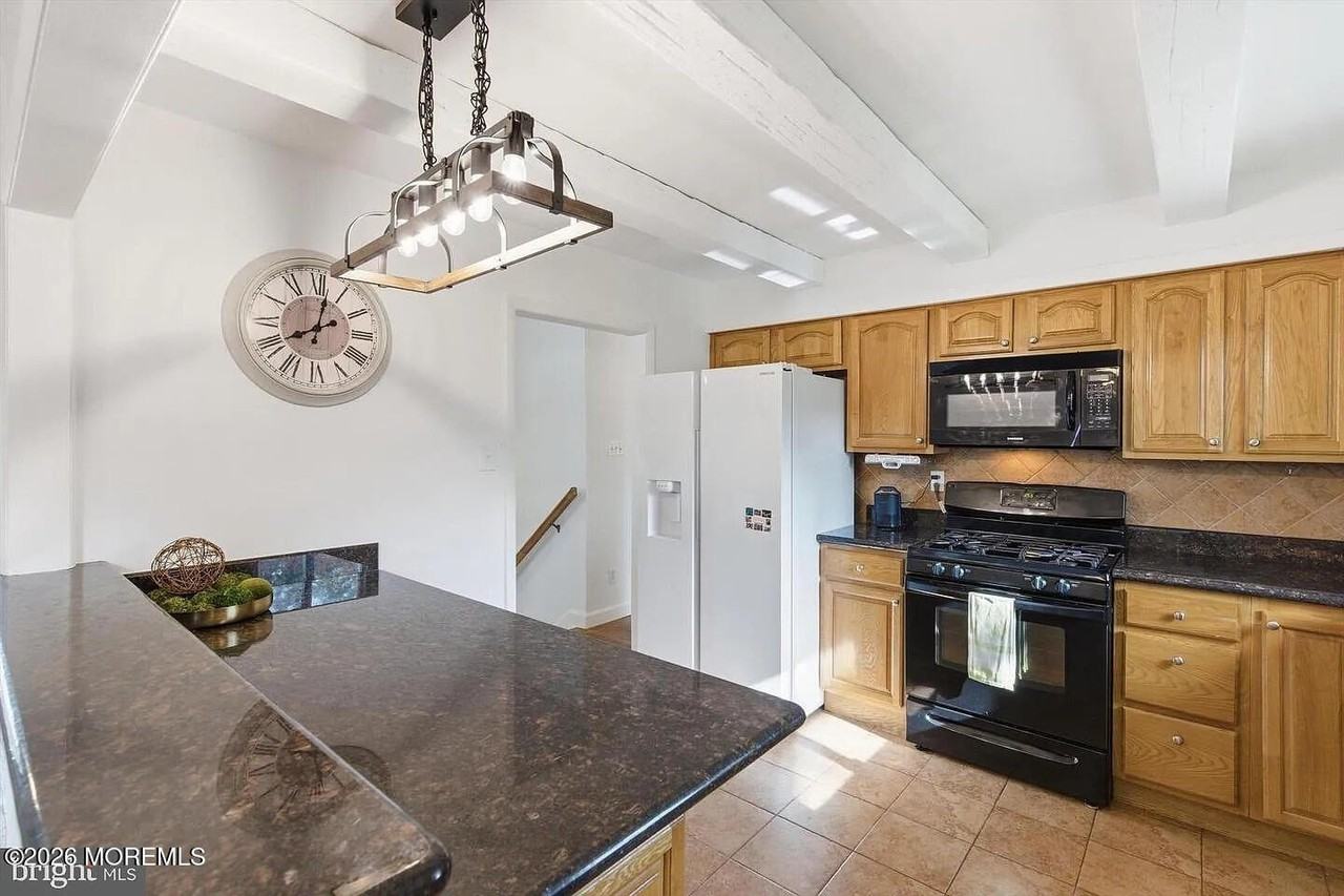 42 Monroe Ave - Photo 2 of 7