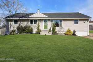 featured image of 702 W Lawn Dr