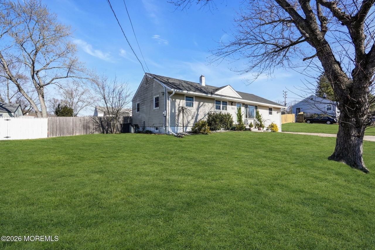 702 W Lawn Dr - Photo 2 of 48