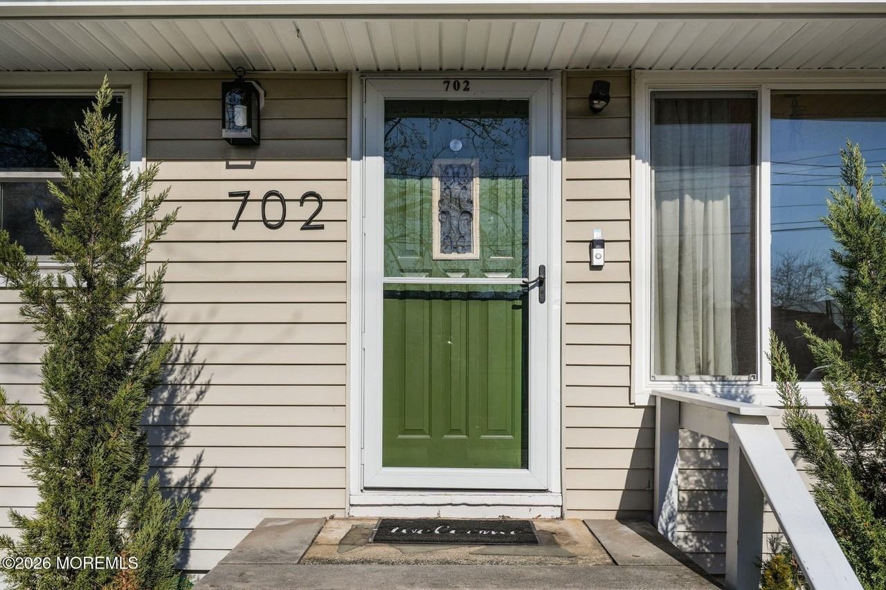 702 W Lawn Dr - Photo 3 of 48