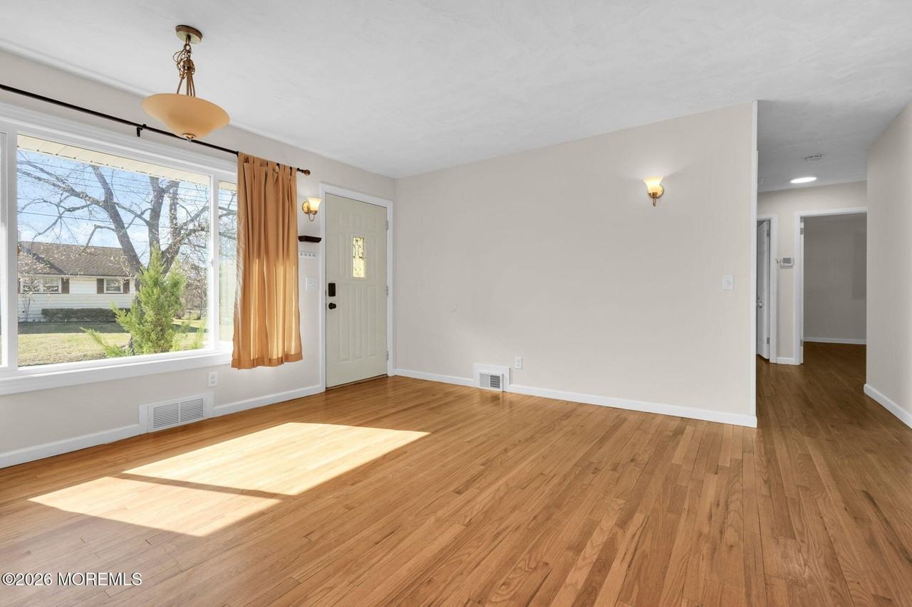 702 W Lawn Dr - Photo 4 of 48