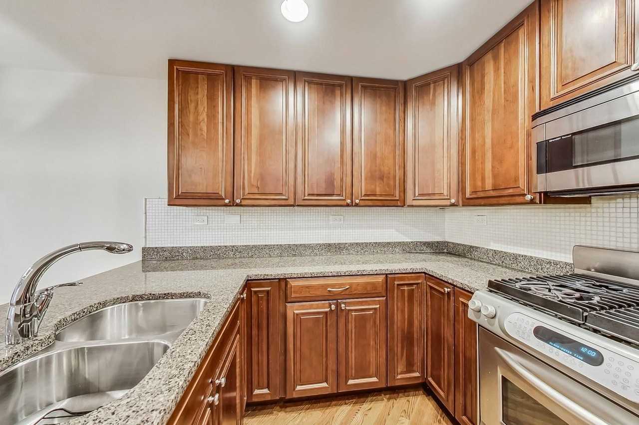 2851 N Southport Ave Apt D - Photo 7 of 20