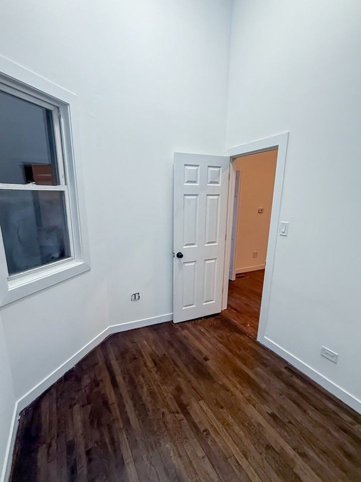 8714 S Commercial Ave - Photo 4 of 10