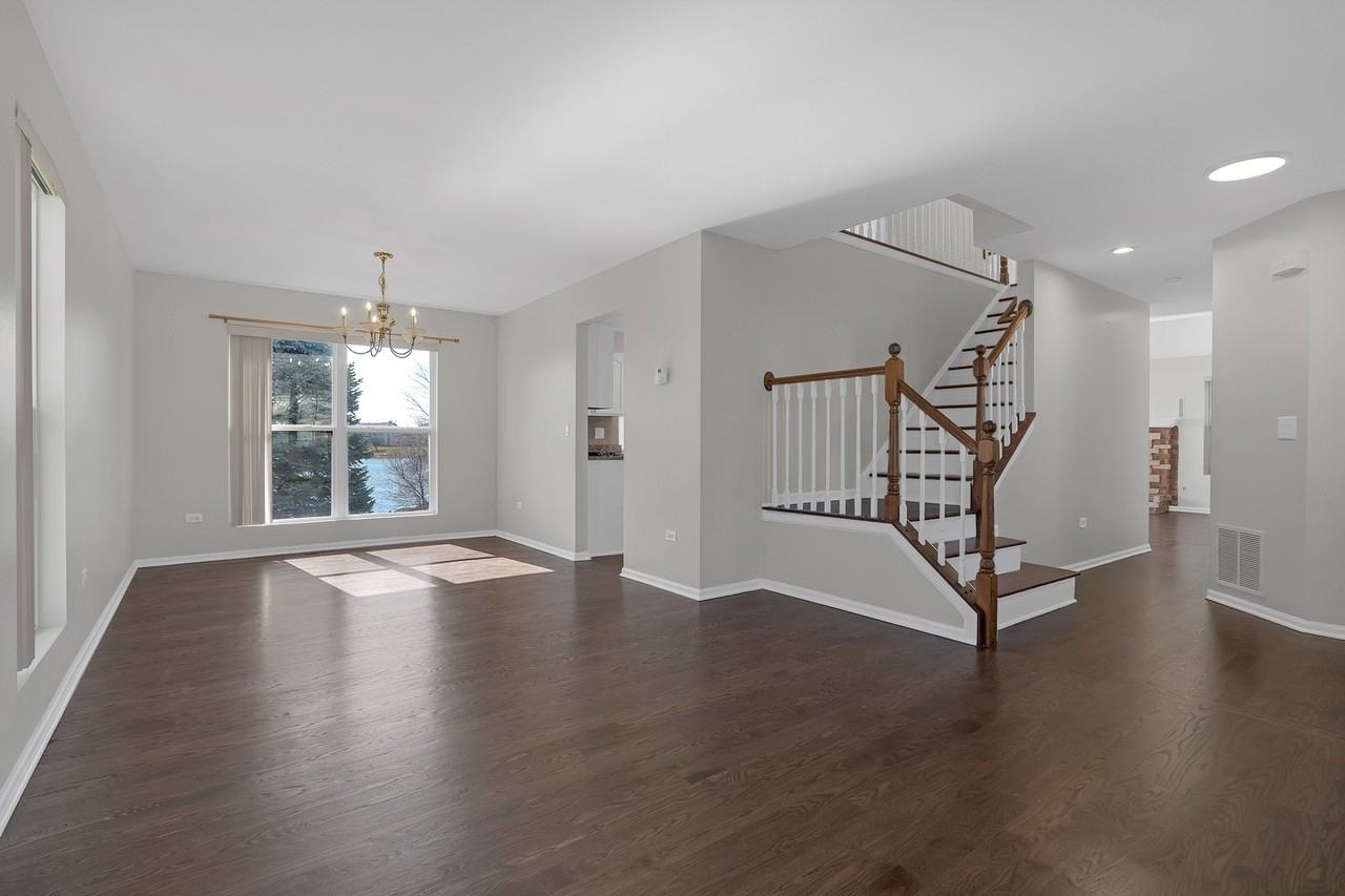 1421 Aster Ln - Photo 3 of 24