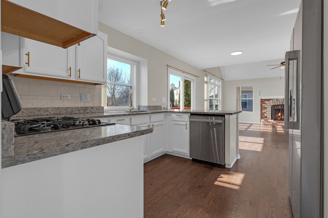 1421 Aster Ln - Photo 4 of 24