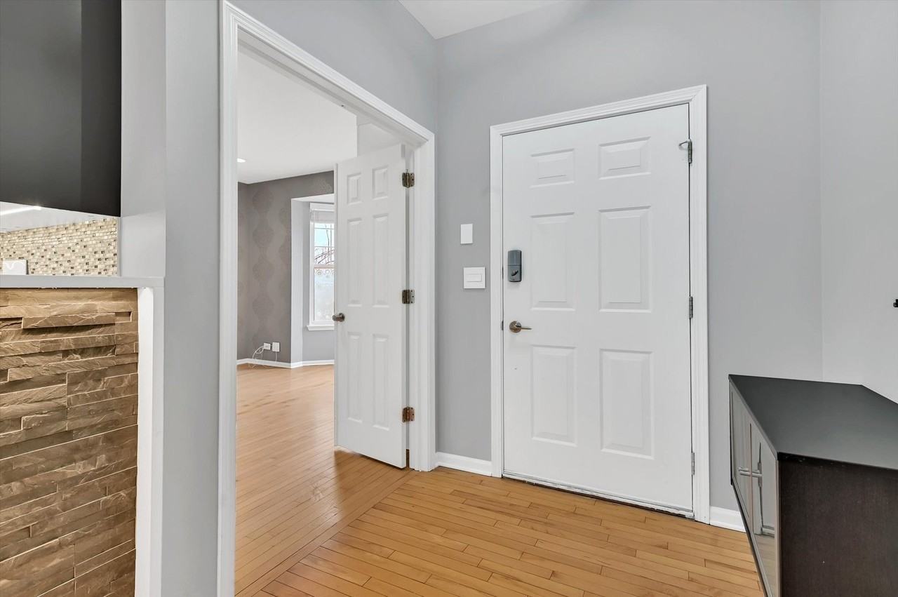 16516 W Apache Dr - Photo 3 of 40