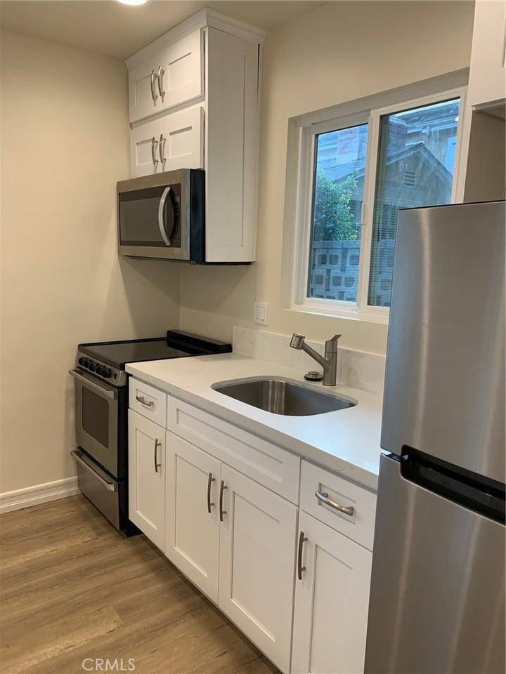 325 Sturtevant Dr - Photo 4 of 8