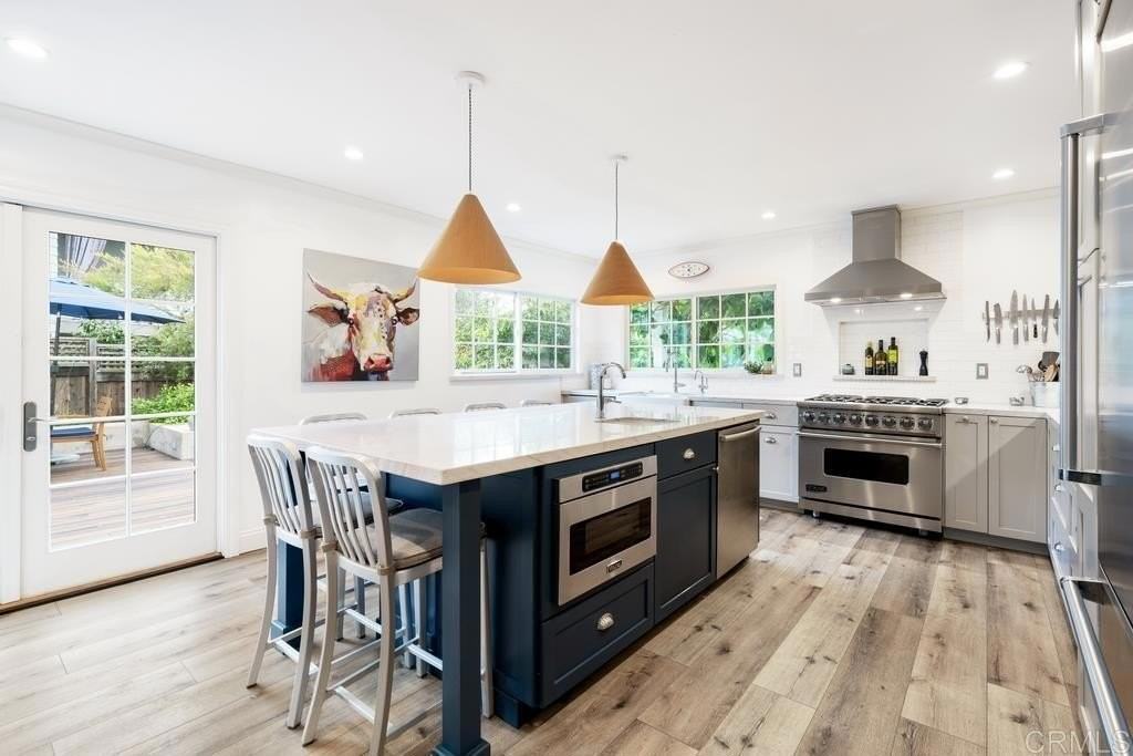 561 N Rios Ave - Photo 4 of 11