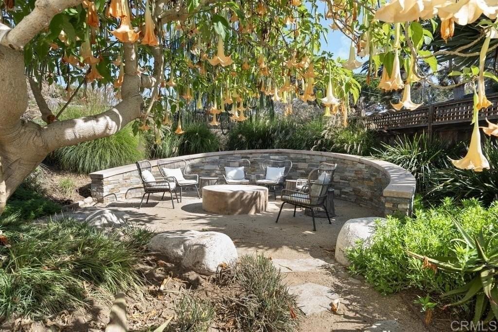 561 N Rios Ave - Photo 5 of 11