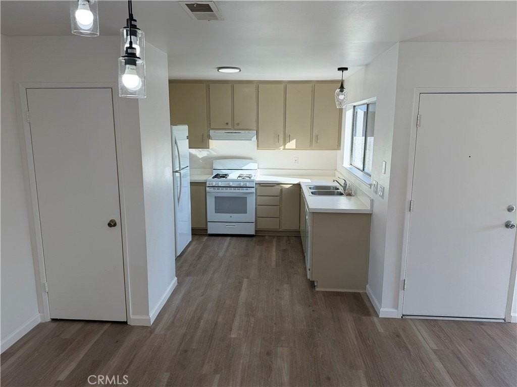 9594 Pettswood Dr - Photo 2 of 13