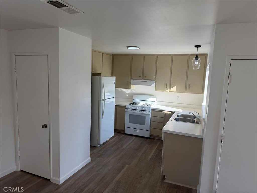 9594 Pettswood Dr - Photo 3 of 13