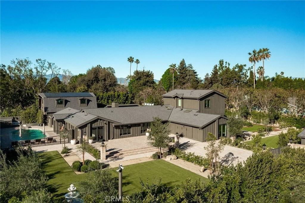 23139 Erwin St - Photo 3 of 50