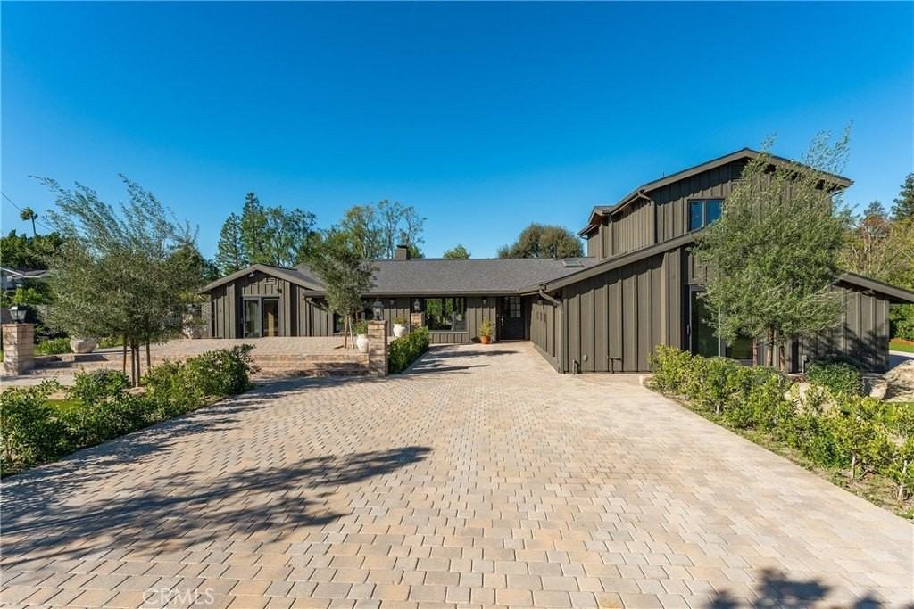 23139 Erwin St - Photo 5 of 50