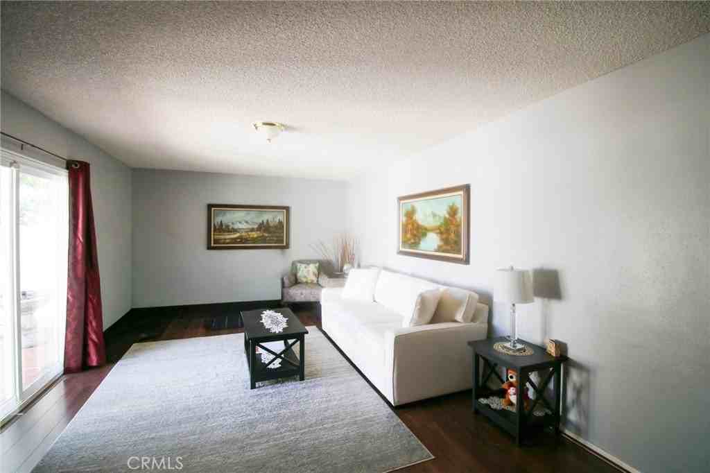 25669 Warwick Rd - Photo 4 of 36