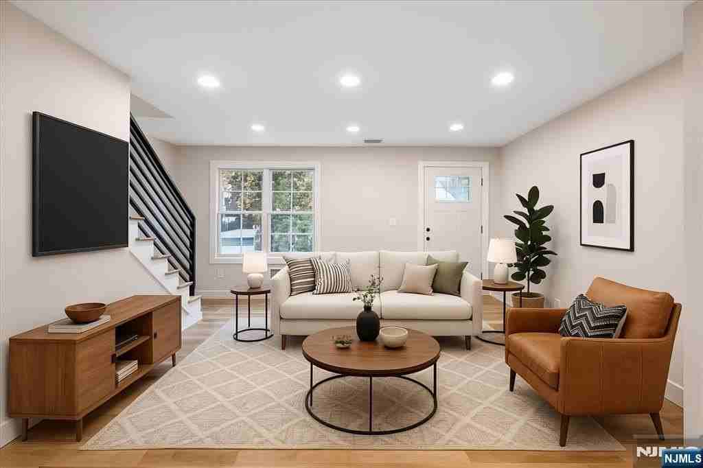 355 Rea Ave - Photo 6 of 33