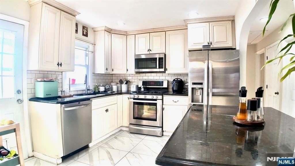 543 Liberty Pl - Photo 4 of 9