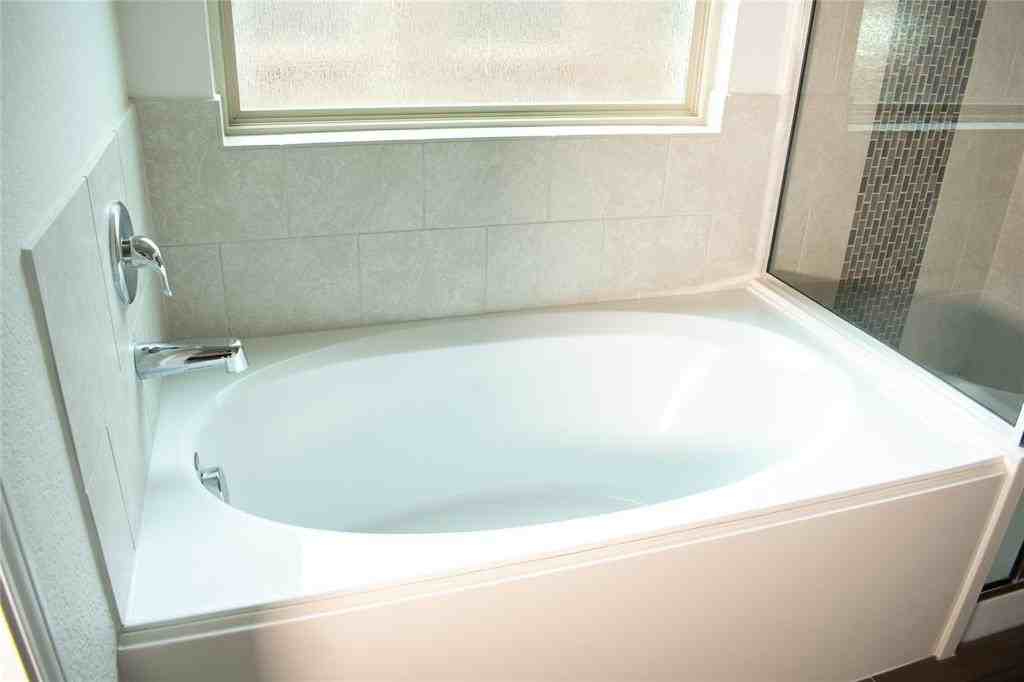 5801 Fir Tree Ln - Photo 4 of 33