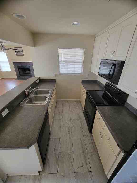 5530 Brookview Ct - Photo 3 of 9
