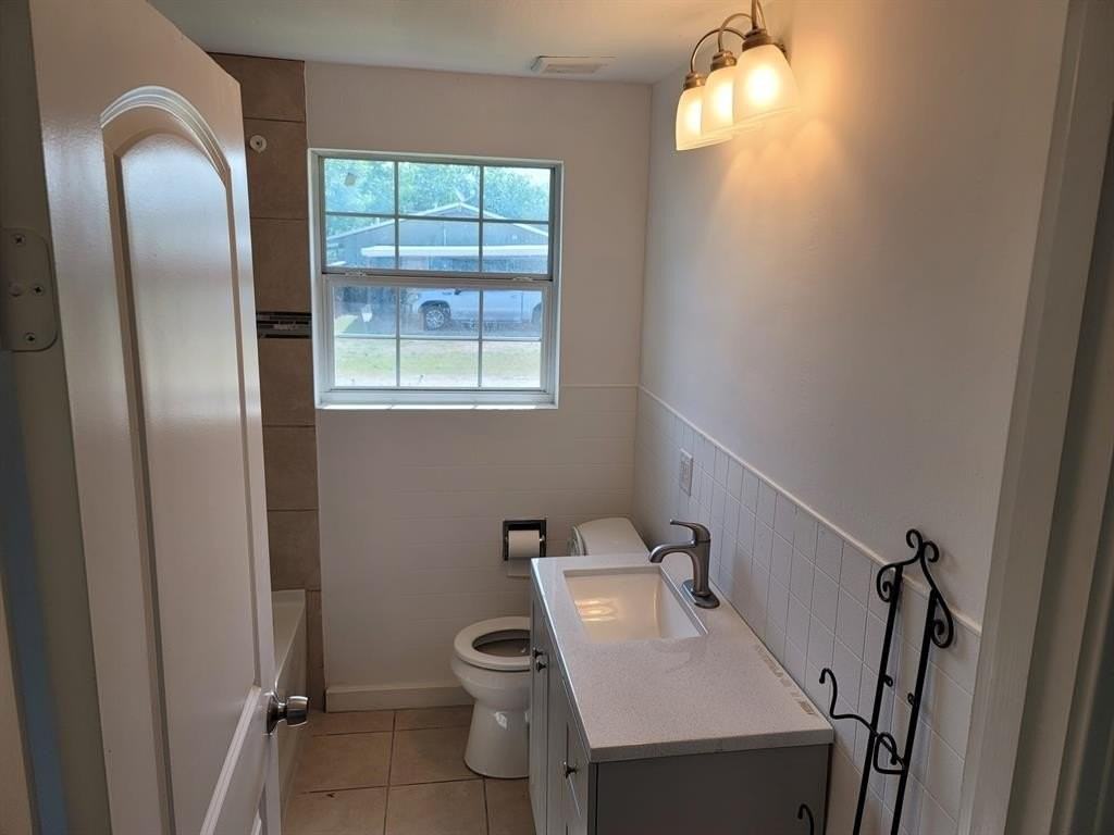 5904 Lee St - Photo 4 of 22