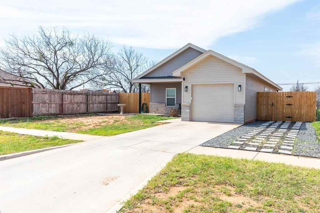 1370 Pecan St - Photo 3 of 35