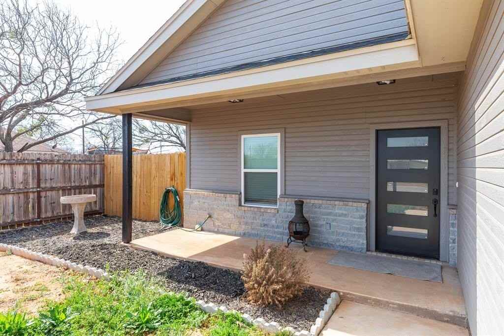 1370 Pecan St - Photo 4 of 35