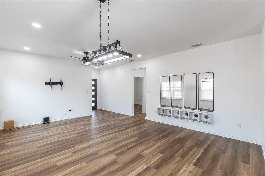 1370 Pecan St - Photo 6 of 35