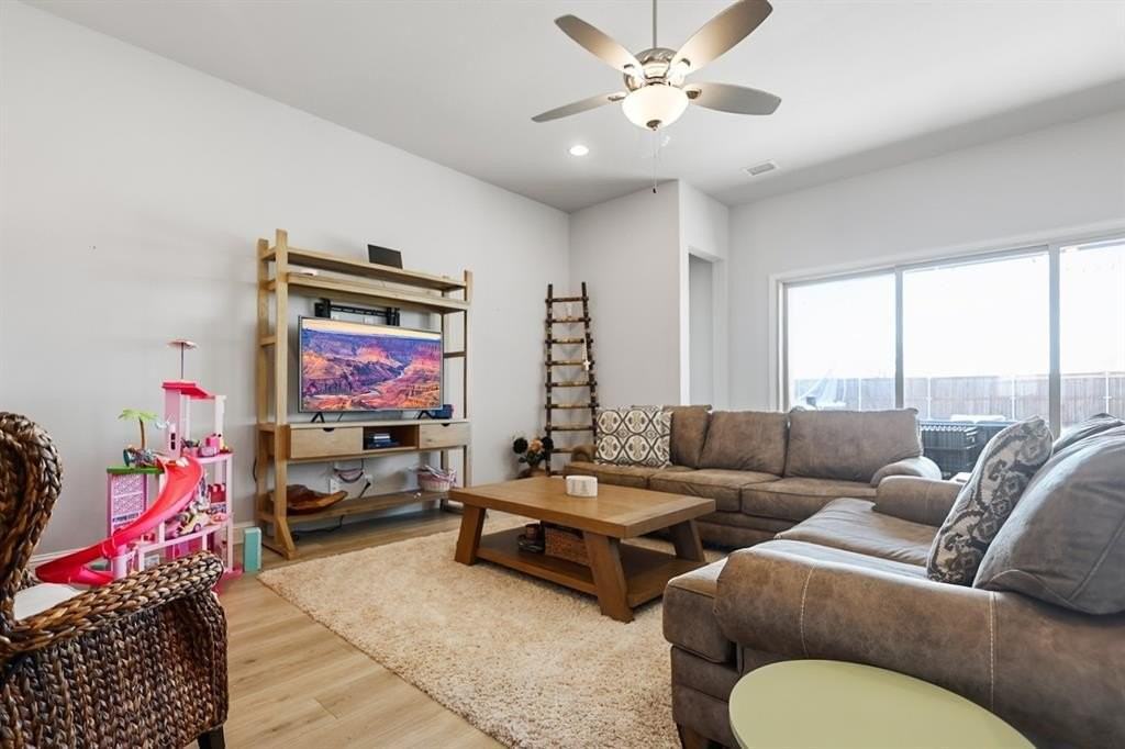 209 Chesapeake Dr - Photo 3 of 19