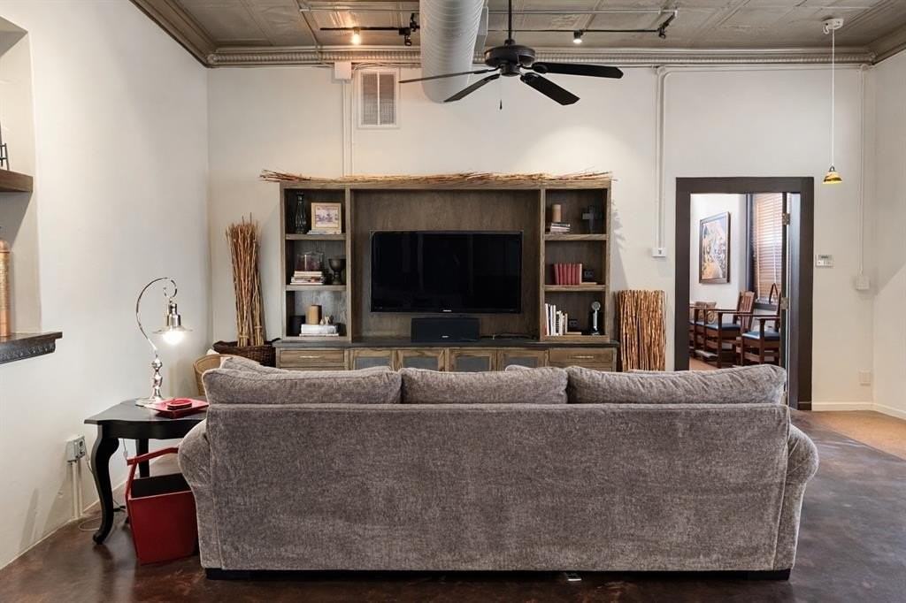 104 Ne 2nd St - Photo 4 of 34