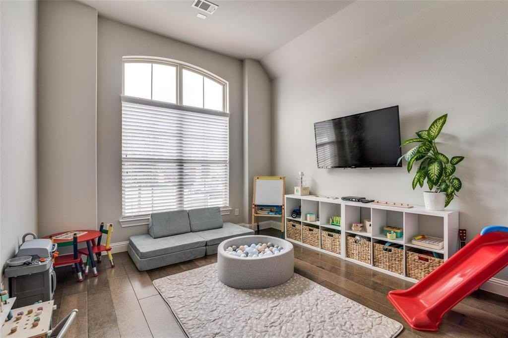 613 Race Dr - Photo 5 of 25