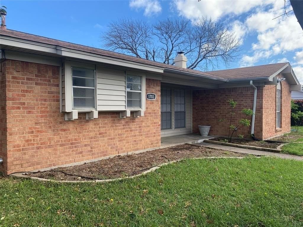 1703 Baltimore Dr - Photo 3 of 40