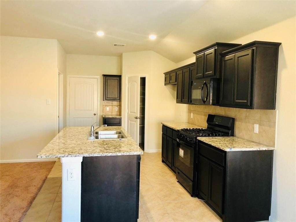 925 Rutherford Dr - Photo 4 of 17