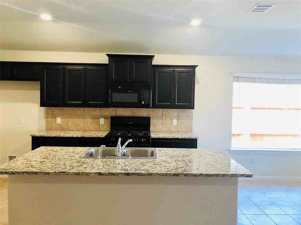 925 Rutherford Dr - Photo 5 of 17