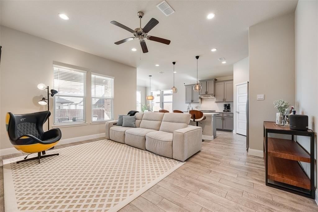 1605 Woodpecker St - Photo 4 of 28