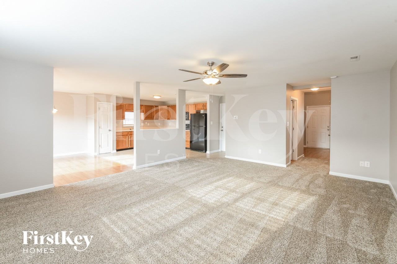 2334 Layton Park Dr - Photo 4 of 16