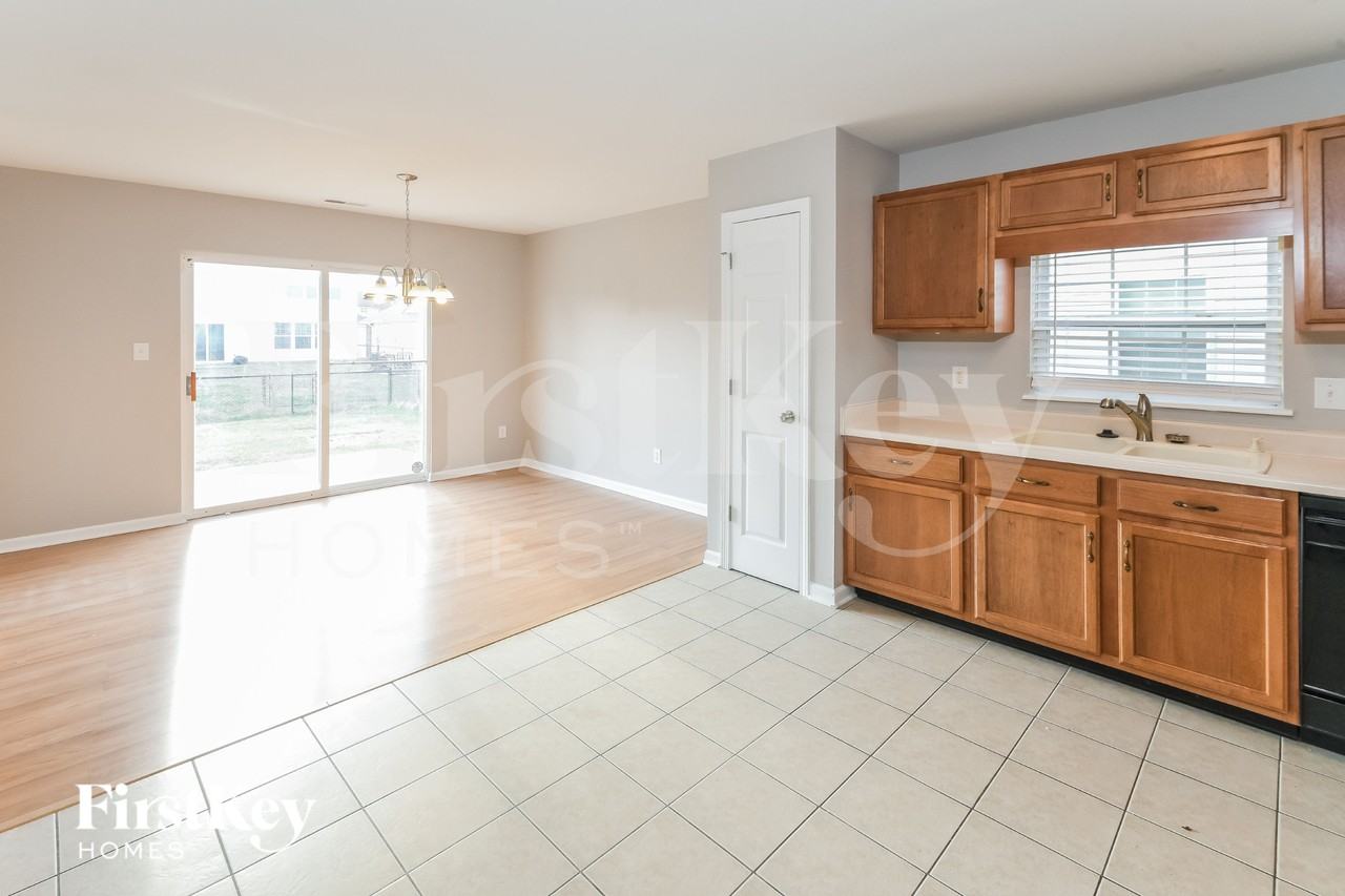 2334 Layton Park Dr - Photo 6 of 16