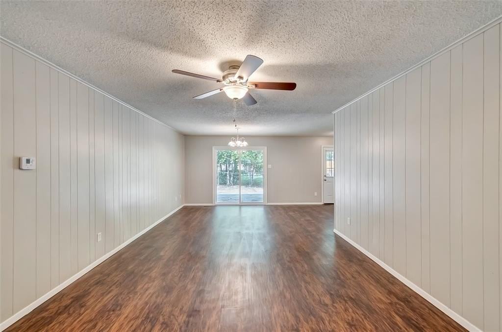 2833 Kingsbury Ave - Photo 4 of 28