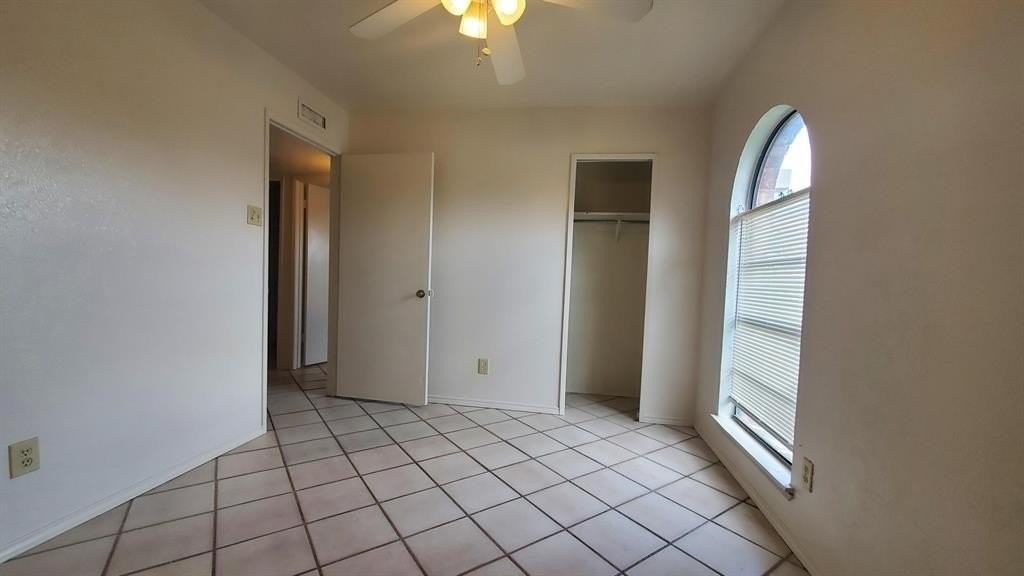 557 Harrison Dr - Photo 4 of 7