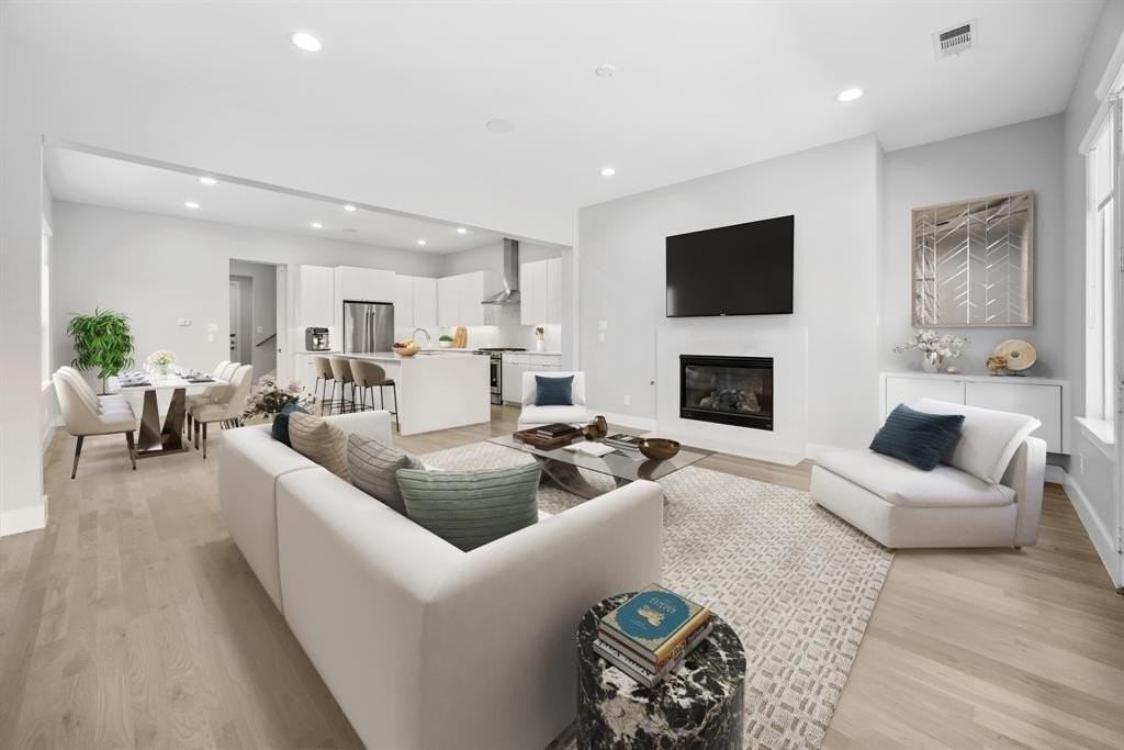 6529 Roper St - Photo 6 of 38