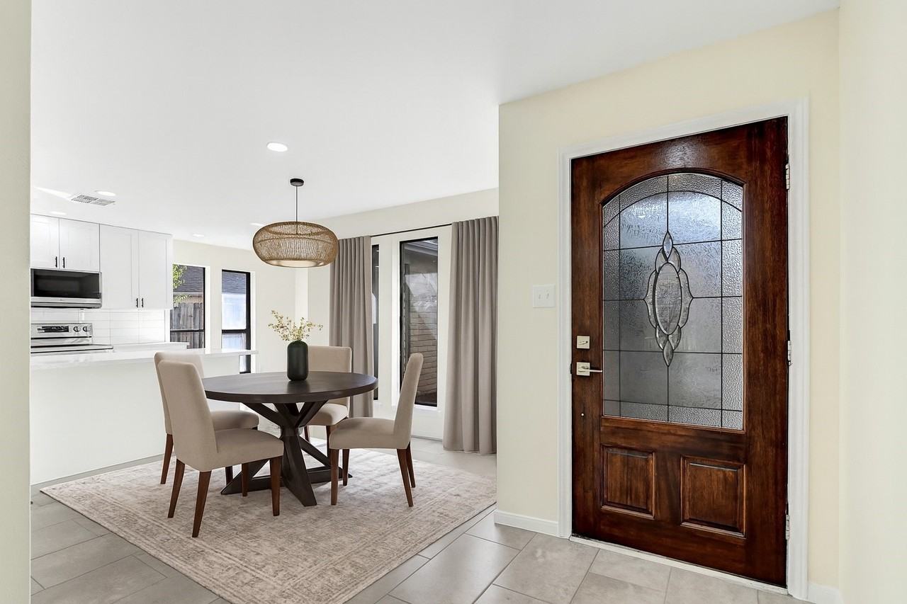 8726 Wildforest Dr - Photo 4 of 28