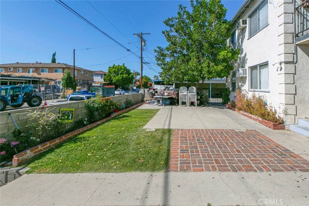 11659 Hamlin St - Photo 5 of 31