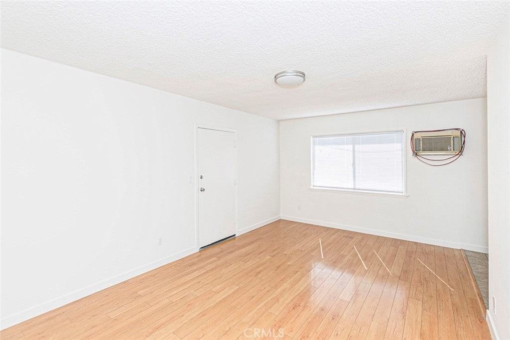 11659 Hamlin St - Photo 6 of 31