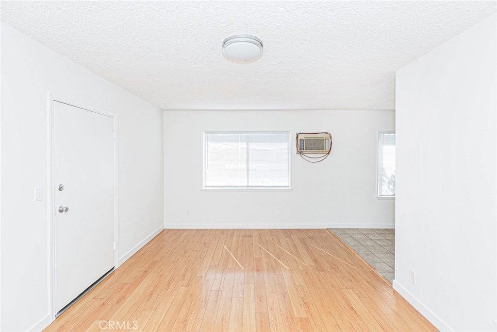 11659 Hamlin St - Photo 7 of 31