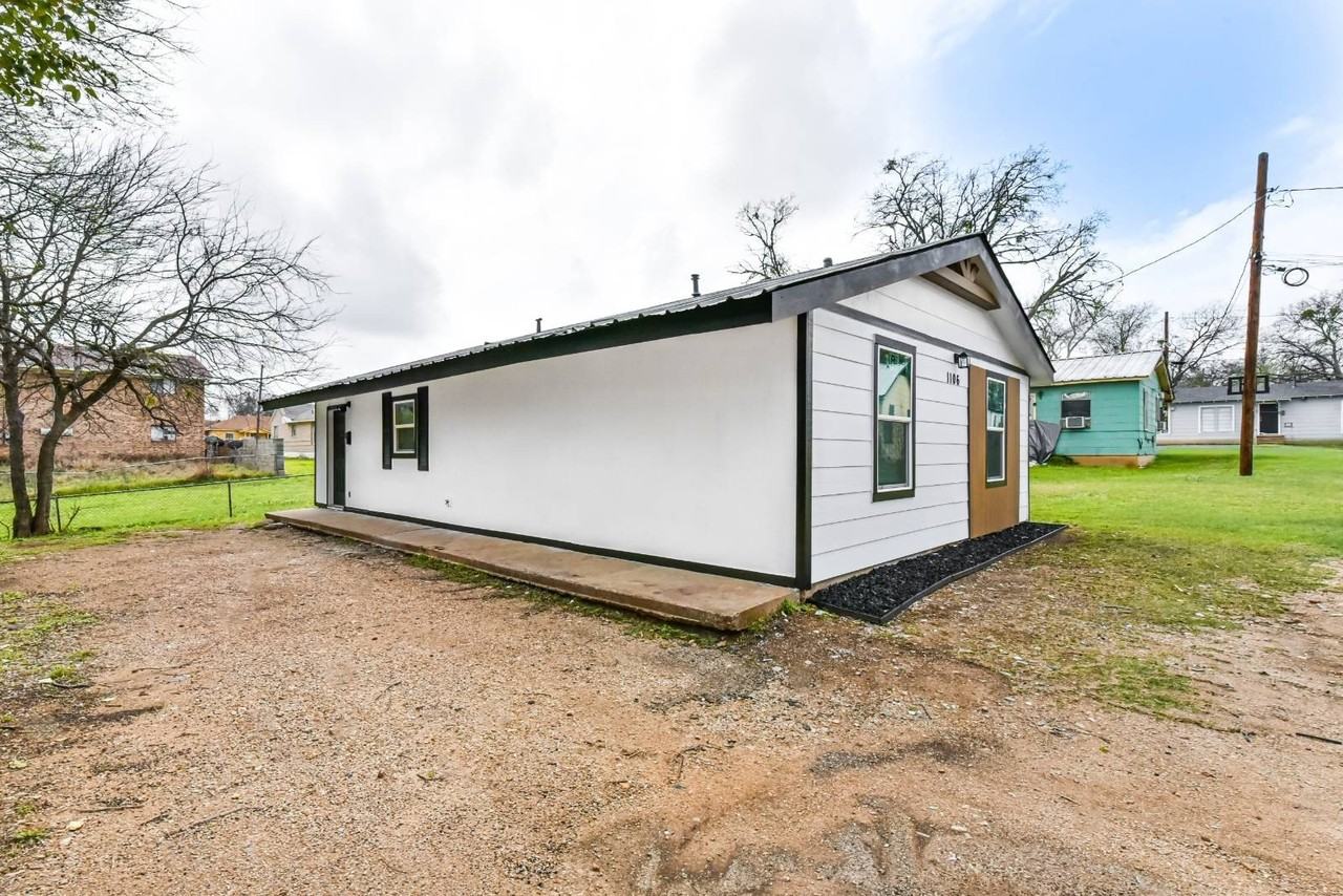 1106 Brewster Ave - Photo 5 of 23