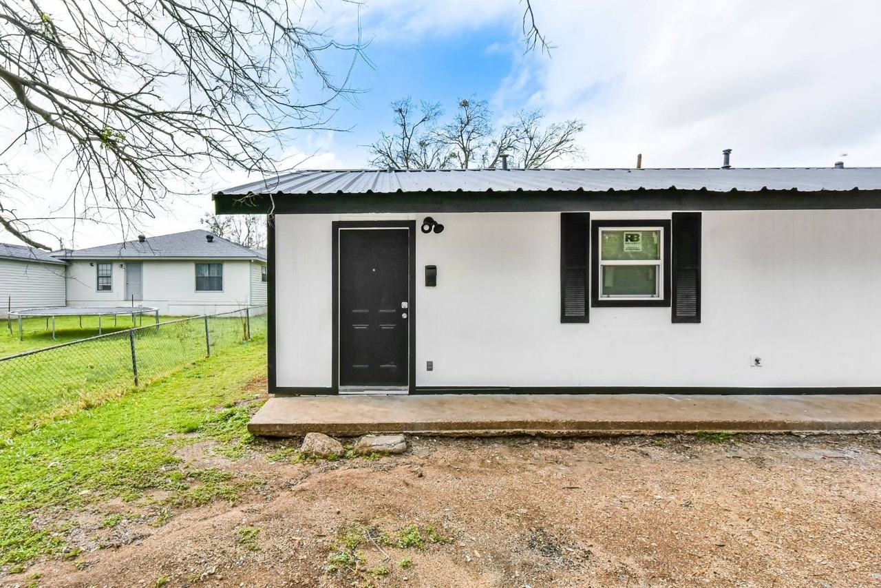 1106 Brewster Ave - Photo 6 of 23