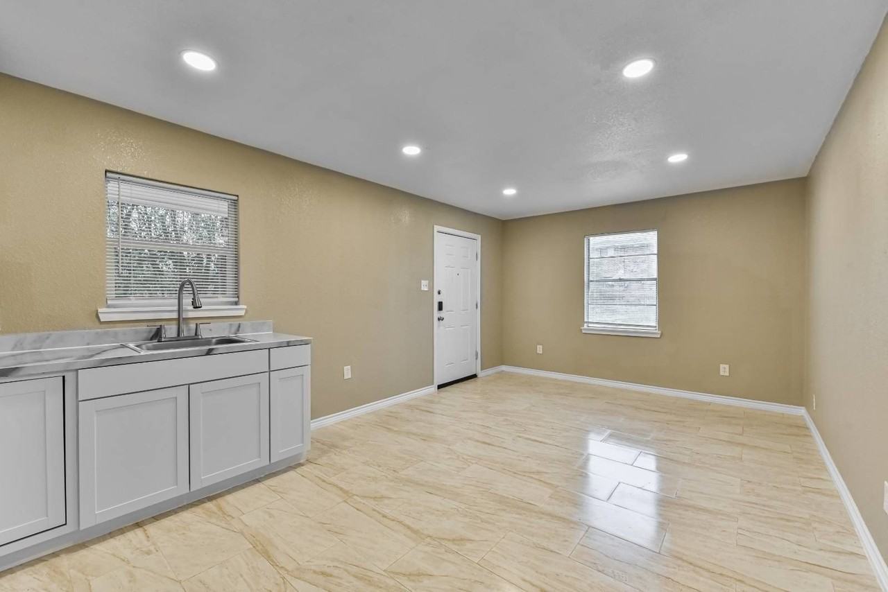 1106 Brewster Ave - Photo 7 of 19