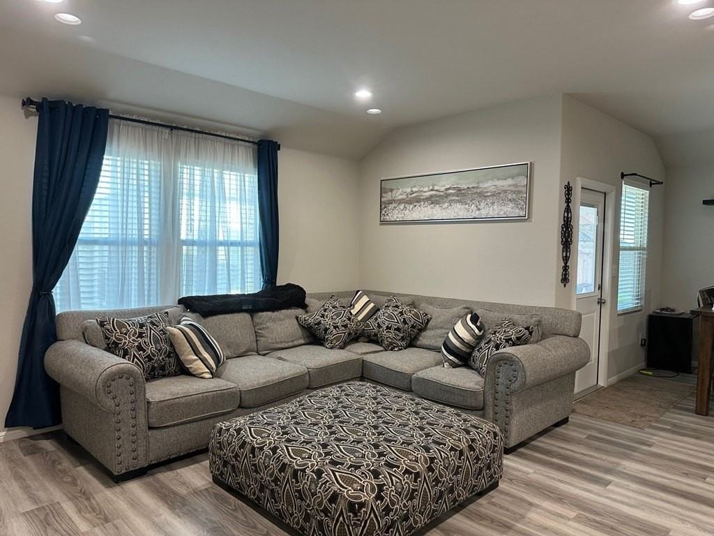 6212 Oracle Dr - Photo 5 of 19