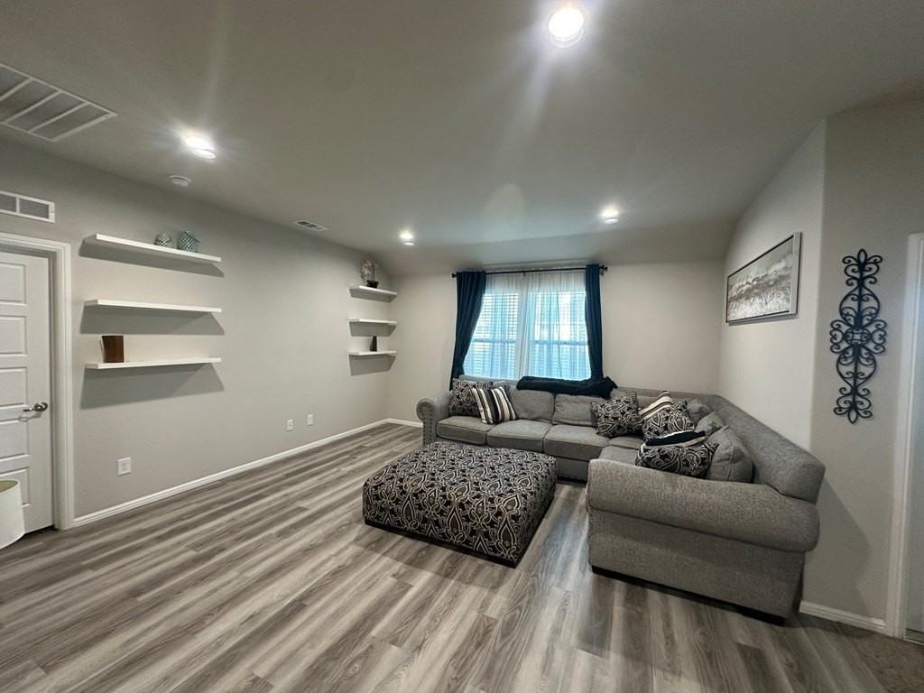 6212 Oracle Dr - Photo 6 of 19