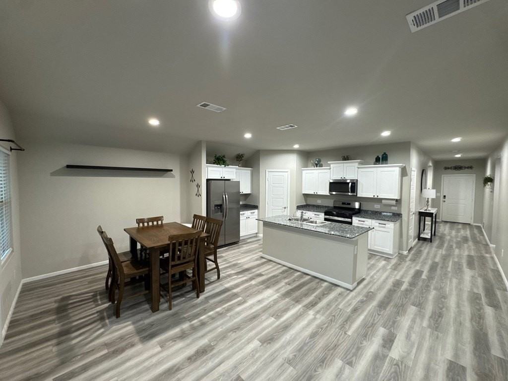 6212 Oracle Dr - Photo 4 of 19